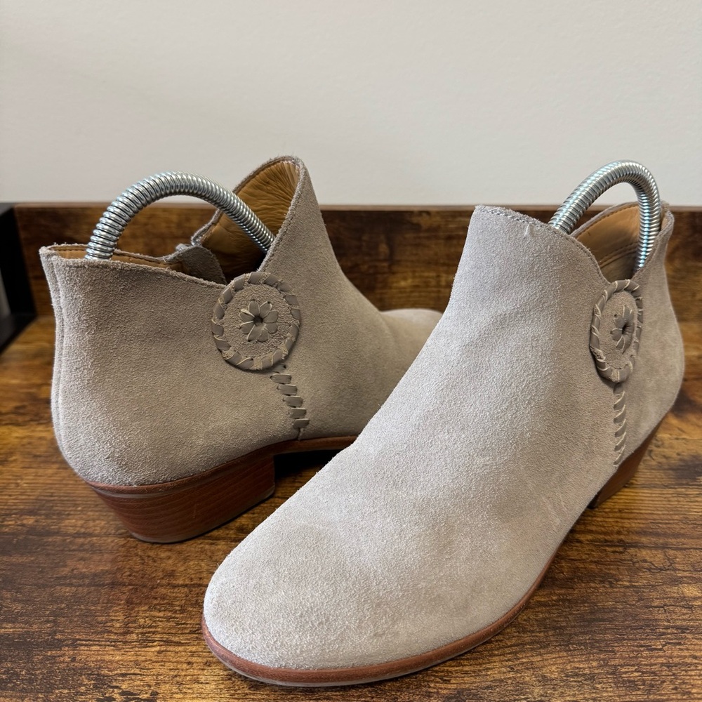 Jack Rogers Peyton Bootie in Light Grey Size 8‎ Suede Ankle Boot Heeled Side Zip
